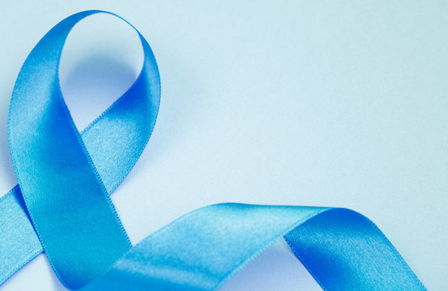 Foto com o laço azul que representa a luta contra o câncer de próstata