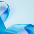 Foto com o laço azul que representa a luta contra o câncer de próstata