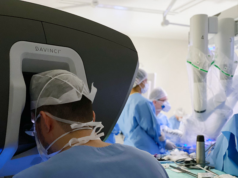 Prostatectomia Robótica - Cirurgião operando o robô em uma cirurgia de Prostatectomia Robótica